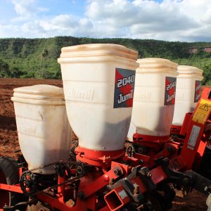 Prefeitura de Santa Vitória auxilia produtores rurais oferecendo tratores e implementos agrícolas (5) Prefeitura de Santa Vitória auxilia produtores rurais oferecendo tratores e implementos agrícolas (5)