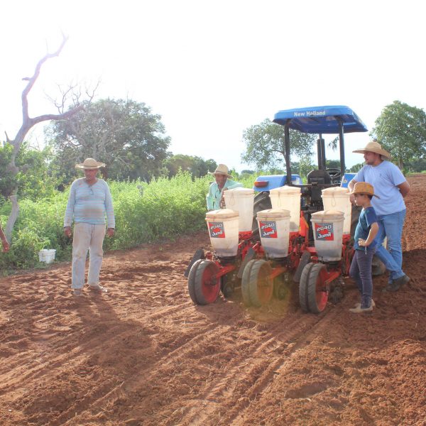 Prefeitura de Santa Vitória auxilia produtores rurais oferecendo tratores e implementos agrícolas (7) Prefeitura de Santa Vitória auxilia produtores rurais oferecendo tratores e implementos agrícolas (7)