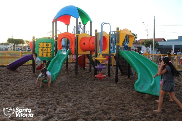 Prefeito de Santa Vitória inaugura Parque Infantil no Complexo Esportivo Dionísio de Souza Santos (1)