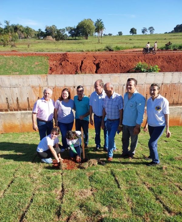 Plantio-de-mudas-de-ipes-na-obra-de-canalizacao-em-acao-de-comemoracao-ao-Dia-Mundial-da-Agua-1