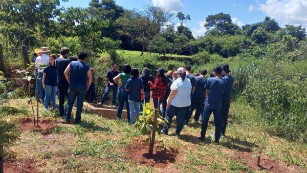 Alunos-visitam-ETE-da-cidade-de-Santa-Vitoria-na-semana-em-que-se-comemora-o-Dia-Mundial-da-Agua-1