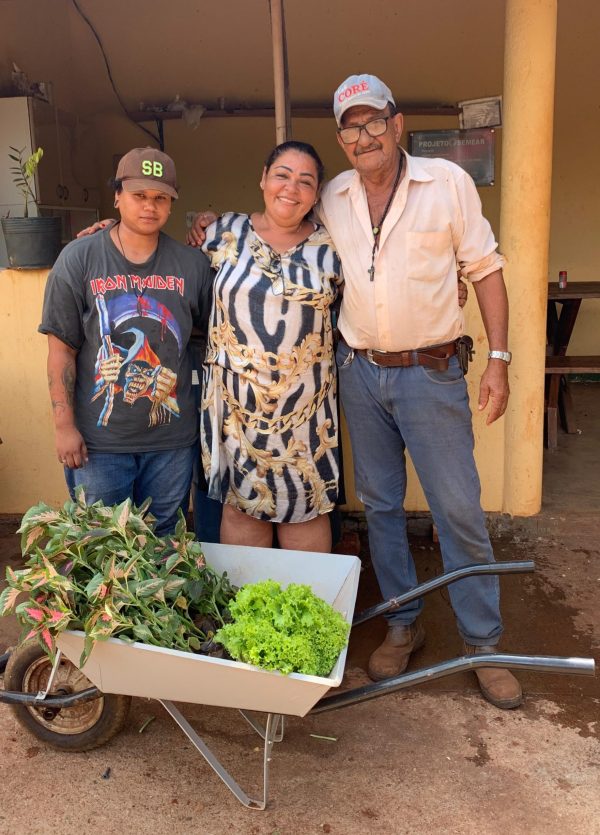 Meio Ambiente doa mudas de Coração-Magoado para o Cemitério Municipal