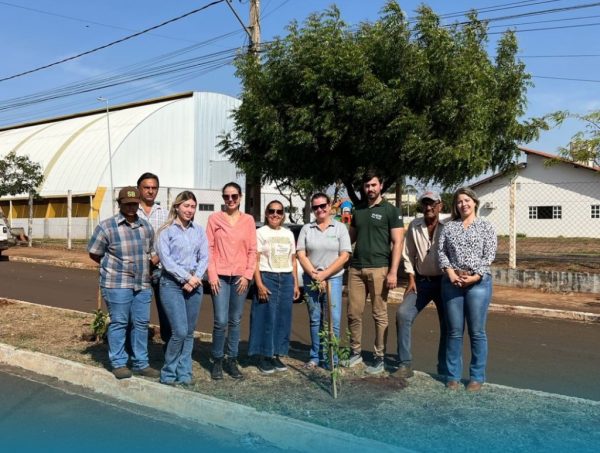 Santa Vitória celebra o Dia da Árvore com plantio de mudas na Av. Castelo Branco